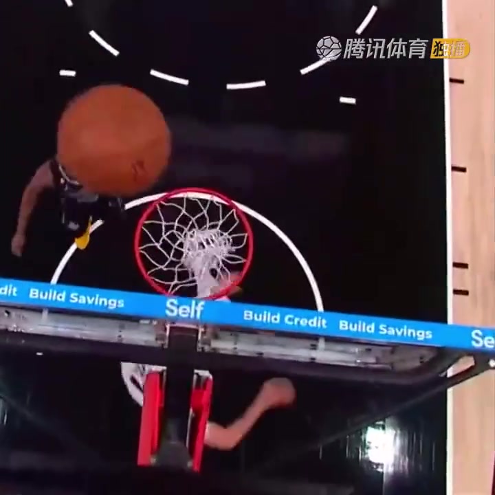 罕見一幕！努爾基奇拋投 球神奇停在籃板上沿 看呆凱爾登！（努爾基奇集錦）